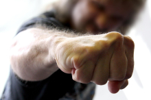 Schwer verletzt: Villacher von 19-Jährigem geschlagen und getreten