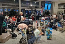 Na letališčih obtičali tudi številni Slovenci, ministrstvo išče rešitev, da jih pripelje varno domov