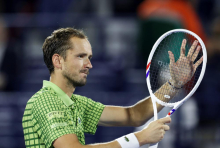 Medvedjev brez boja do prvega turnirskega dvojčka v karieri