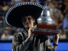 Cobolli v Acapulcu do tretjega naslova, Medvedjev osvojil Dubaj brez boja