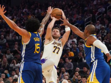 Po treh porazih visoka zmaga Lakersov, 26 točk Luke Dončića