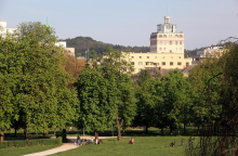 V Tivoliju oropali in pretepli moškega