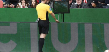 VAR im Fußball: Eckbälle und zweite Gelbe Karten sollen künftig geprüft werden