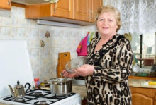 Svekrva došla kod sina i snaje u Beograd, pa se šokirala: Uveče ih izbacili iz stana, a onda se desilo nešto gore: Otkrila veliku sramotu