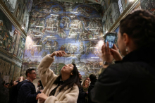 V Vatikanu odstranjujejo slano belo oblogo z Michelangelove Poslednje sodbe