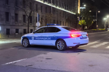 PROLETEO KROZ CRVENO, PA PROBIO POLICIJSKU BLOKADU Jurnjava u Takovskoj ulici: Kolima sleteli u kanal, usledila još veća drama