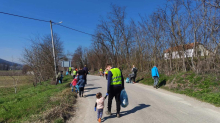 PRELEP PRIZOR U SELU RAKOVA KOD ČAČKA: Meštani se sami organizovali i očistili smeće pored puta, u akciji učestvovali i najmlađi (FOTO)