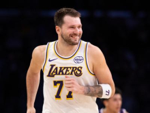 Sprehod Lakersov in Dončića, ki mu je zaploskal tudi Novak Đoković