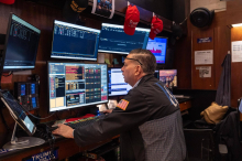 Iran-Krieg und die Folgen : Nervöse Finanzmärkte: Ölpreise steigen, Aktienmärkte rutschen tief ins Minus 