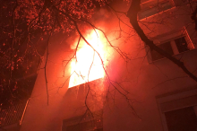 Küchenbrand in Graz: Flammen schlugen aus Fenster, Bewohner rettete sich