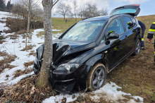 Bei Eibiswald: Pkw prallte frontal gegen Baum, Lenker (55) verletzt 