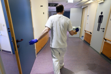 Hypnotisiert? Heimbewohnerin vererbte Pfleger nach neun Tagen alles