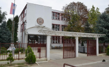 Horor ispred škole u Rumenki: Tri devojke satima maltretirale učenicu - šamarale je, terale da kleči, ponižavale... Sve snimano!