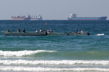 Bange Blicke auf Straße von Hormus: Nadelöhr sorgt für Nervosität: Öl- und Gaspreise steigen, Börsenkurse fallen