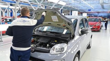 Auto, balzo delle immatricolazioni a febbraio: +14%. Stellantis doppia il mercato