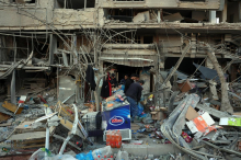 Izrael izvaja napade tako na Teheran kot Bejrut. V Riadu zadeto ameriško veleposlaništvo.