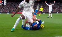 Pogledajte kako igrač Reala koljenom udara suparnika u glavu: Nije dobio ni žuti