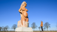 Nahe 164-Einwohner-Ort: Statue von nackter Frau an Bundesstraße sorgt für Aufregung