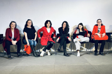 Zum Frauenmonat: Theaterstück „Die Einzige im Raum“ zeigt Arbeitsrealität von Frauen auf