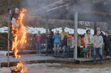 Eisschützen verbrennen Frauenpuppe: Brauch löst heftige Kritik aus