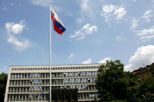 V boj za poslanske stolčke od zdravnic do frizerk, pa tudi precej znanih obrazov