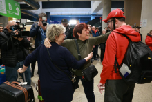 Tri letala s slovenskimi potniki že v Sloveniji, še ena skupina naj bi prispela okoli poldneva