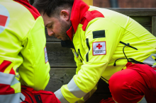 Schwer verletzt: 19-Jährige rannte auf Straße: Von Auto niedergestoßen