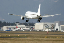 V prihodnjih dneh še dve letali. Potnike iz Katarja naj bi z avtobusom prepeljali v Savdsko Arabijo.