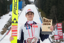 Skispringen : Hattrick! Olympiasieger Embacher ist zum dritten Mal Junioren-Weltmeister 