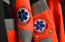 Voznik tovornjaka na bencinskem servisu trčil v pešca, ki je pozneje umrl