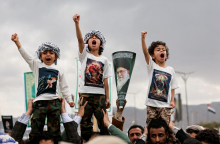 Trump od Irana zahteva brezpogojno predajo. Dekliško šolo naj bi zadela ameriška raketa.