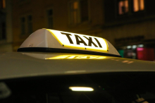 Sachbeschädigung?: Betrunken im Taxi angepinkelt: Staatsanwaltschaft prüft Freispruch