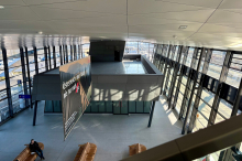 Bahnhof Weststeiermark: voller Parkplatz, leere Geschäftsflächen