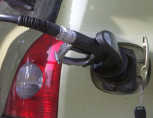 V torek naj bi se občutno podražila pogonska goriva, vendar lahko vlada zniža trošarine