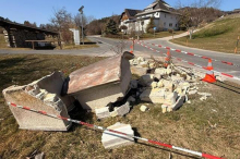 Total zertrümmert: Alkolenkerin mähte Kapelle in Kärnten nieder