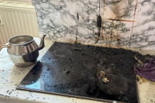 Küchenbrand: 33-Jährige verbrannte sich beim Löschen beide Hände