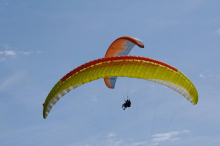 Mit Gleitschirm: Steirer stürzt in Kärnten aus 15 Metern Höhe zu Boden 