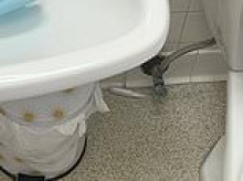 Frustrating bathroom optical illusion infuriates people... can you find the Invisalign in under 30 seconds?