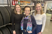 Enkelinnen und Oma: Bei dieser Tankstelle gibt es „nur Chefinnen“