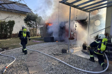 Garage in Vollbrand: Gefährlicher Feuerwehreinsatz in Klagenfurt 