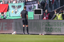 Skurrile Szene: Ultras schalten in zweiter Bundesliga den VAR aus