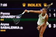 Fotos von Familie und Pistole: Tennis-Spielerin Udvardy zum Verlieren genötigt