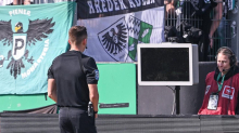 Aufreger in 2. Bundesliga: Ultras ziehen VAR den Stecker – Schiedsrichter kann Foul nicht prüfen