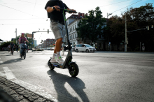 Jugendlicher entwedet E-Scooter, um sich an Hundebesitzer zu 
