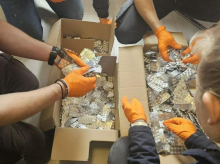 Četverica, osumljena vpletenosti v mednarodno trgovino z nedovoljenimi snovmi, ostaja v priporu