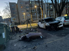 Na različnih lokacijah v Novi Gorici v dveh nočeh zgorelo 22 zabojnikov za odpadke in dva avtomobila