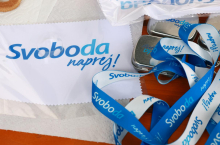 Na spletu krožijo posnetki domnevnih prisluhov; Svoboda trdi, da so obdelani z umetno inteligenco