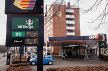 Von der Leyen: Učinke vojne v Iranu že čutiti v Evropi. Cene nafte presegle 110 dolarjev na sodček.