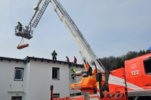 Notfall in Villach : Feuerwehr musste Mann mit dem Kran vom Dach retten 