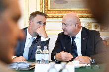 Stocker fordert Steuersenkung für Sprit, Babler Preisdeckel